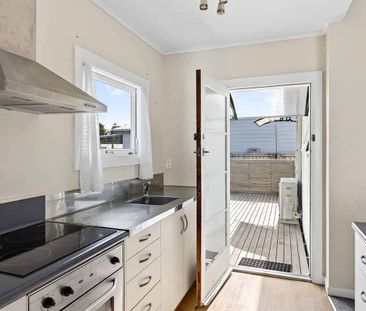 Best Street, Best Shops, Best School - Photo 1