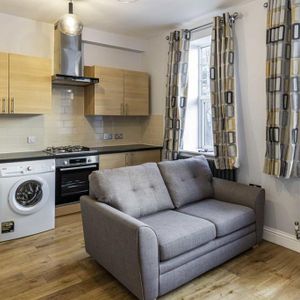 2 bedroom flat to rent - Photo 2