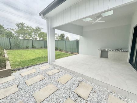 Brand New 5 Bedroom Located within Minutes to Penrith&excl; - Photo 3