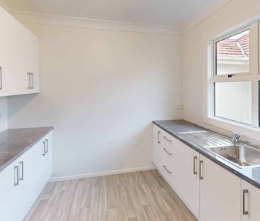 Roslyn - 3 Bedrooms - Photo 2