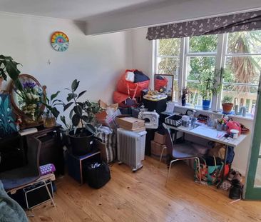 WELL PRESENTED STUDIO FLAT: - Photo 3