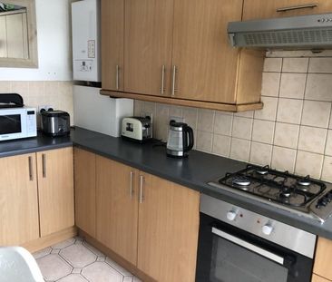 Room in a Shared House, High Town Road, LU2 - Photo 3