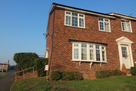 5 bed house to rent in Magnolia Drive, Colchester - Photo 2