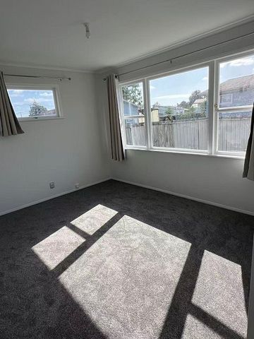 Fully Renovated: 3-Bed Home in Papakura - Photo 2