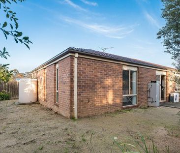 Beautifully Maintained 3-Bedroom Home in Prime Pakenham Location! - Photo 3