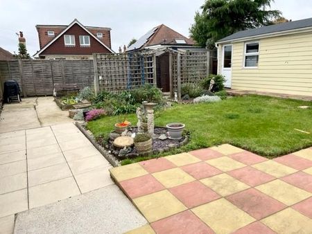 3 bedroom detached bungalow to rent - Photo 3