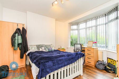 References Pending - 5 bed Detached House - Photo 5