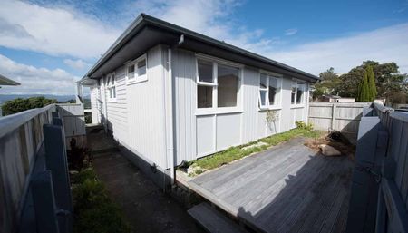 Kingston Gem: Spacious 5-Bedroom Family Home with - Photo 3