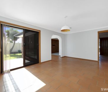 Spacious three bedroom two bathroom home in quiet court location - Photo 3