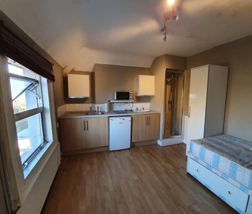 Bedsit, Lynton Road, W3 - Photo 1
