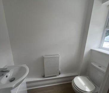 3 bedroom end of terrace house to rent - Photo 2