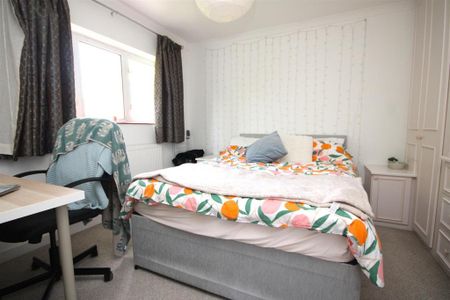 4 bedroom semi-detached house to rent - Photo 3