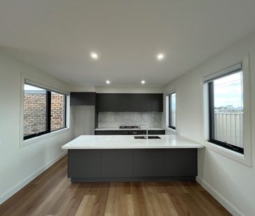 Stylish & Spacious 4-Bedroom Townhouse in Prime Location - Photo 1