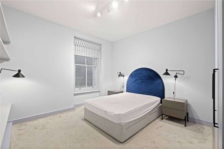 Refurbished to a high standard throughout and located in sought after garden square. - Photo 4