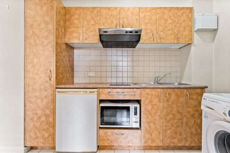 Fully Furnished Gem with Parking — City Living Made Easy - Photo 4