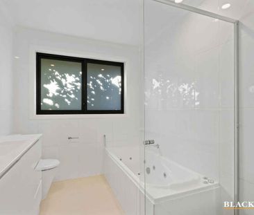 Spacious & Comfortable 4-Bedroom Family Home in Fraser - Photo 3