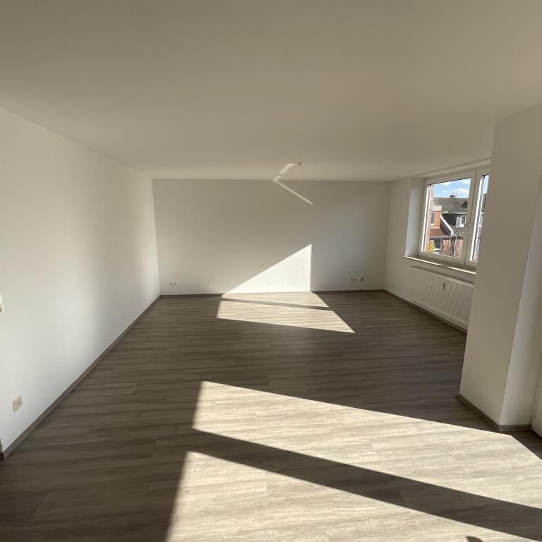Helle, geräumige 3-ZKB-Balkonwohnung in der 3. Etage in der Südstadt zu vermieten! - Photo 1