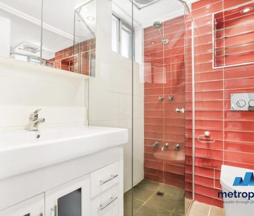 SPACIOUS AND LIGHT-FILLED 2-BEDROOM APARTMENT - Photo 5