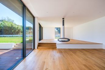 Moradia T6 de arquitetura moderna inserida no Golfe de Oeiras