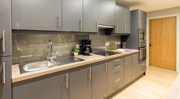 1 bedroom in a flat share to rent - Photo 1