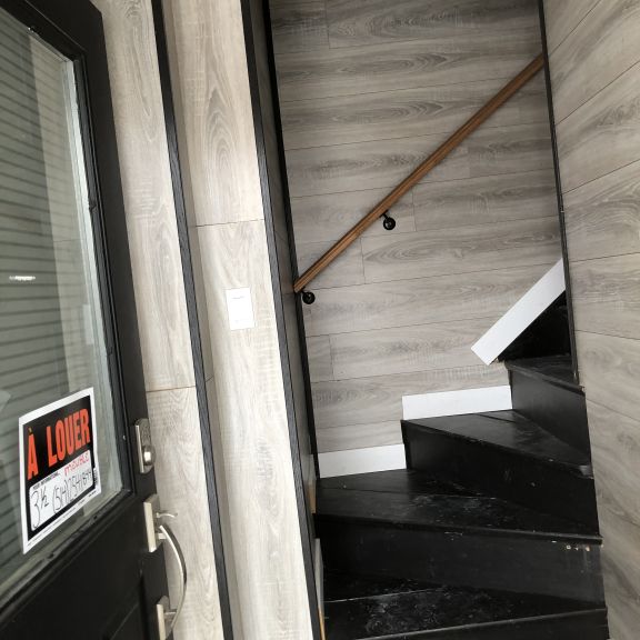 GRAND 3 1/2 MEUBLÉ + STATIONNEMENT PRIVÉ - Photo 1