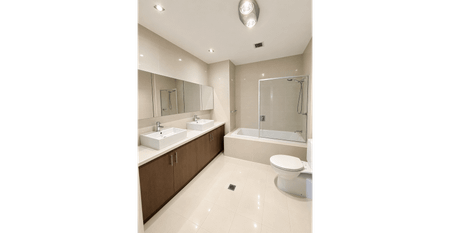 Stylish Two-Bedroom Apartment in Prime Location - Photo 5