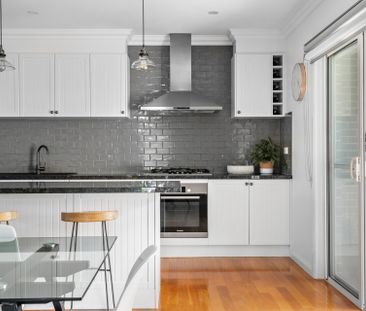 Spacious Four-Bedroom Townhouse with North-Facing Courtyard - Photo 2