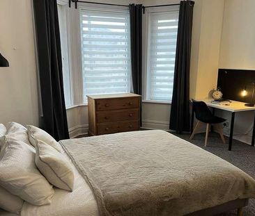 Bedroom Detached House In Bournemouth, BH9 - Photo 5