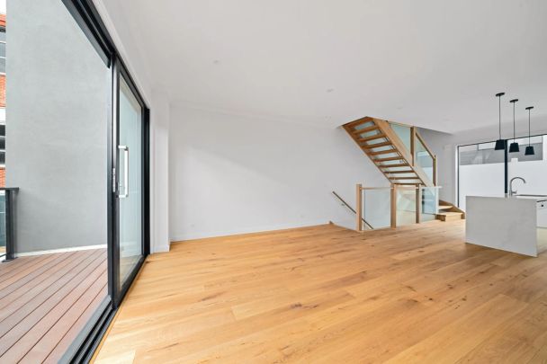 Stunning, brand new, CBD fringe - Photo 1