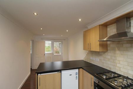 3 bedroom end of terrace house to rent - Photo 2