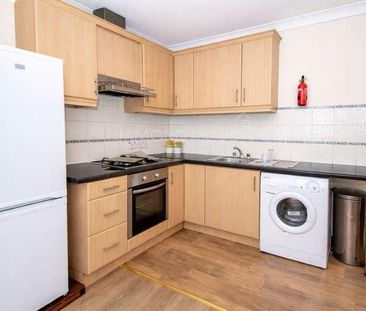 Avondale Gardens, Hounslow, TW4 - Photo 2