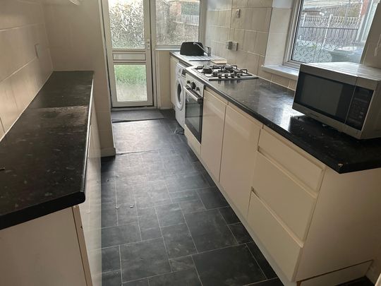 3 bedroom house on Caludon Park, Coventry, CV2 5EH - Photo 1