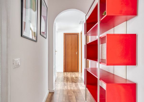 Large single room with balcony in Milan