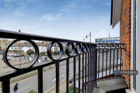 1 bedroom in a flat share to rent - Photo 3