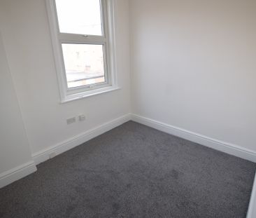 To Let 2 Bed Flat - Photo 4