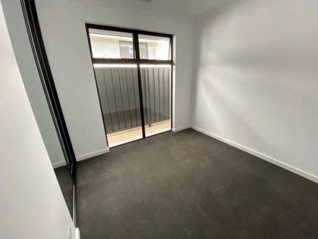 “Almost new- 3 Bedroom house in a Premier Location- Beaulah Park” - Photo 4