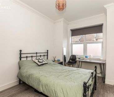 3 bedroom flat to rent - Photo 3