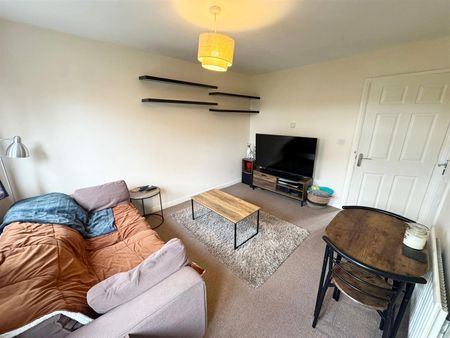 The Spinney, Limes Park, Basingstoke - Photo 2