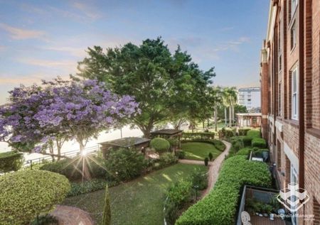 LOCATION! LOCATION! - Photo 3