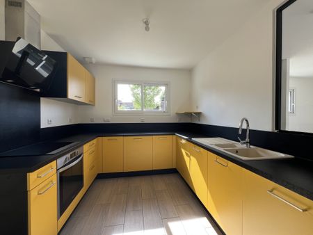 Location Maison 7 pièces 135m² SARGE LES LE MANS 72190 - Photo 5