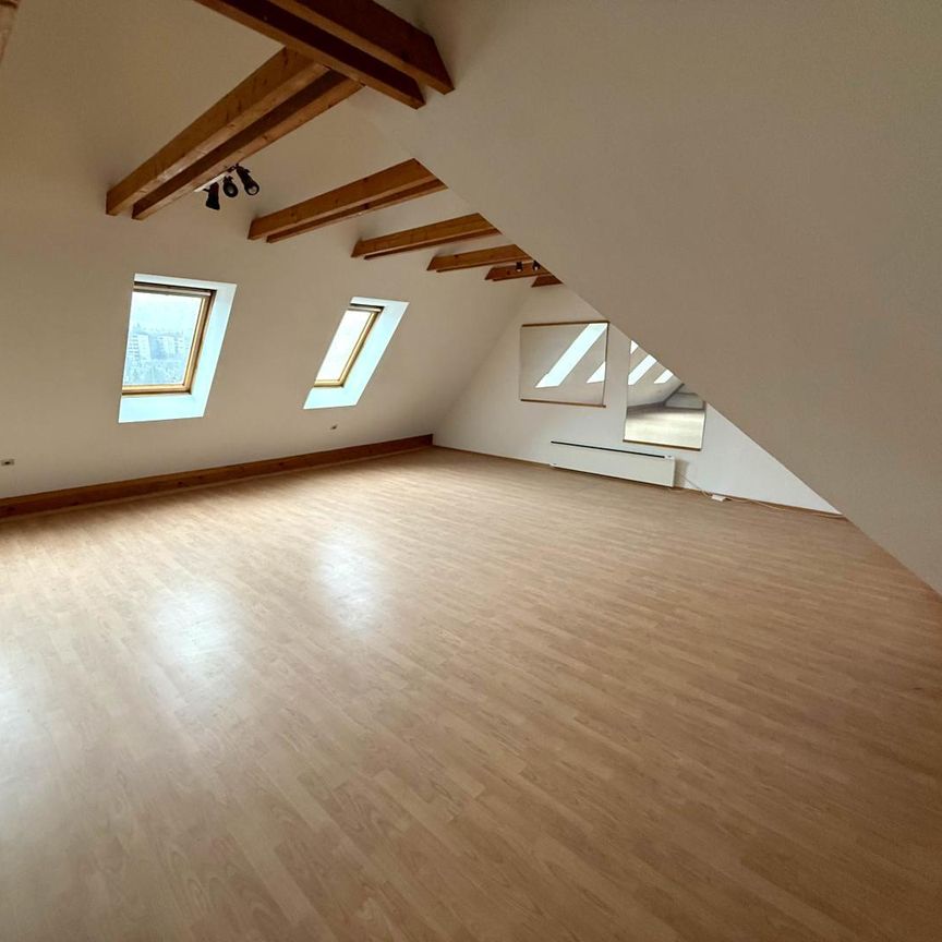 Große Galeriewohnung mit Balkon Bezirk Jakomini - Photo 1