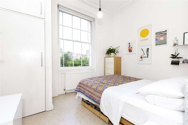 A bright two bedroom apartment set on the first floor of this period conversion with access to a well maintained shared garden. - Photo 1