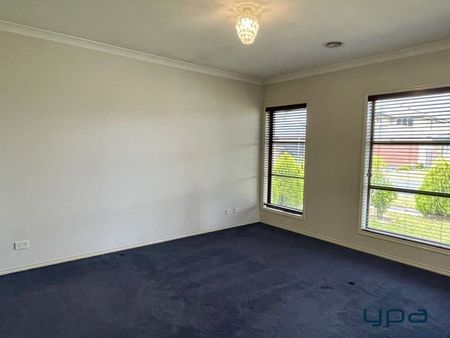 Family-Friendly Haven in Cranbourne West - Photo 2