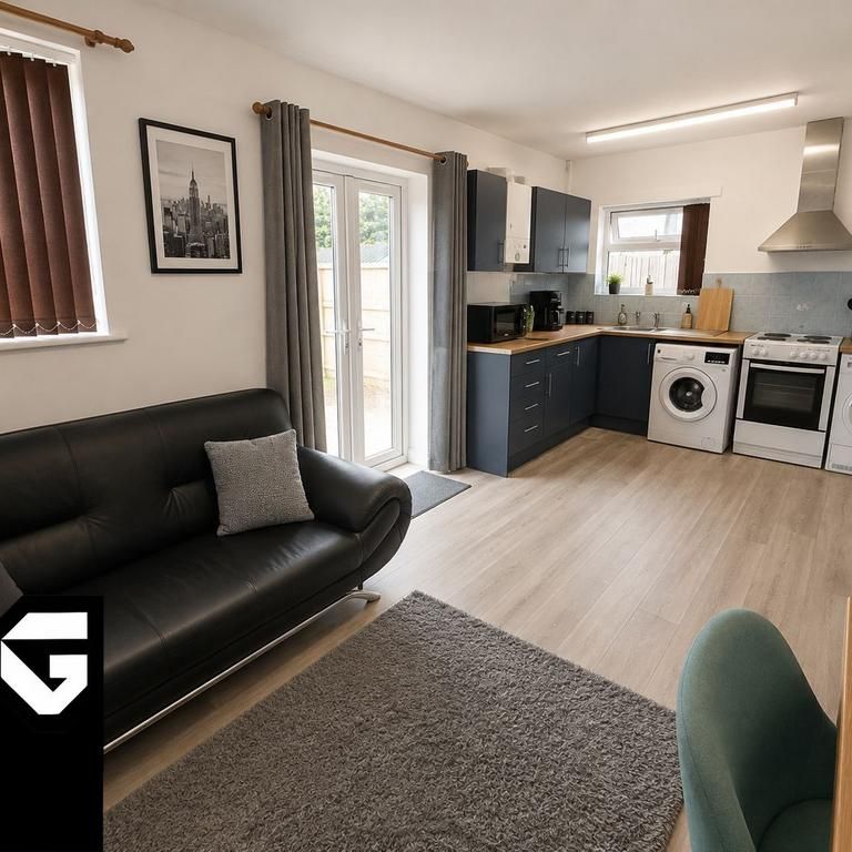 4 bedroom end of terrace house to rent - Photo 1