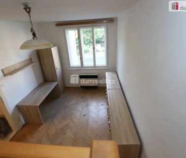 Pěkný útulný byt 2+kk ve druhém patře cihlového domu se zahradou - Fotografie 3