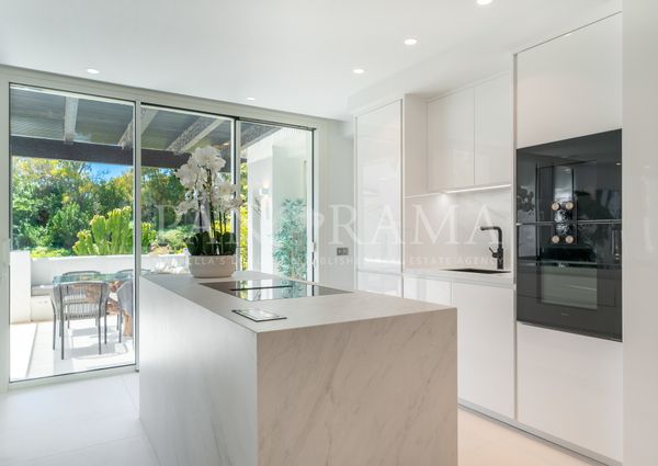 Stunning and bright first floor apartment in the Andalusian Gardens of Marina Puente Romano