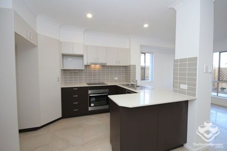 Well Appointed 3 Bed Townhouse, Conveniently Located - Photo 5