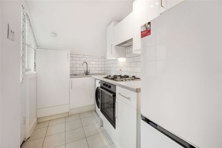 This is a charming and spacious studio flat in the heart of South Kensington. - Photo 5