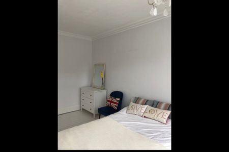 Room in a Shared House, Gatwick Road, SW18 - Photo 2