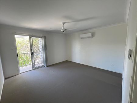 Stylish Townhouse in Coomera – Contemporary Living in a Prime Location - Photo 4